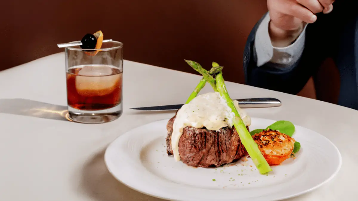 Eddie Merlot's Holiday Sweepstakes: Win a $1,000 Prize!